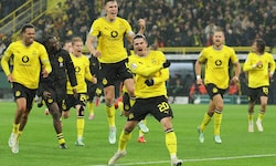 Marcel Sabitzer (Mitte) ließ Dortmund in der Nachspielzeit jubeln.
