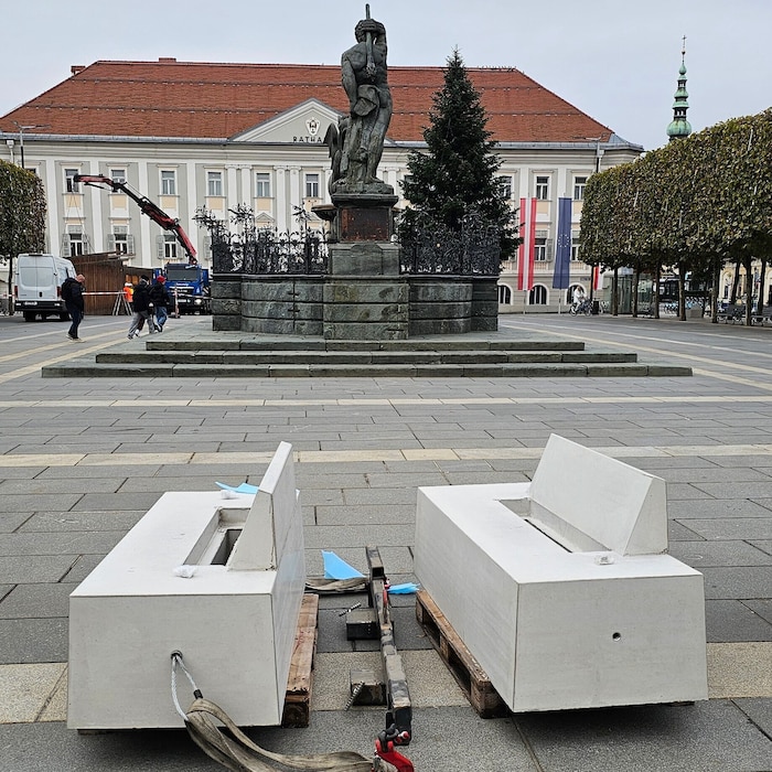 Rund um den Lindwurm stehen für Festivals nun massive Terrorschutzbänke.