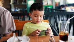 Sardische Restaurants wollen Eltern und Kinder wieder näher zusammenbringen.