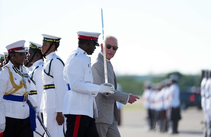 König Charles wurde mit militärischen Ehren empfangen.