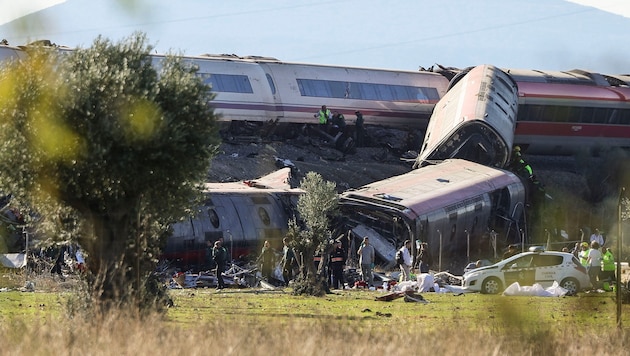 After the collision of two high-speed trains, numerous injured people had to be treated.
