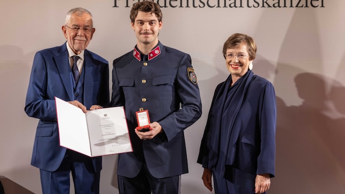 Die Revierinspektoren Samuel Schwartz (mitte) und Patrick Wanhal retteten eine gehbehinderte ...