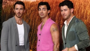 Kevin Jonas (1.v.links) schickte seinen Brüdern Nick und Joe versehentlich Nackfotos. Wie es ...