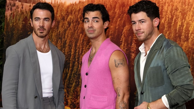 Kevin Jonas (1.v.links) schickte seinen Brüdern Nick und Joe versehentlich Nackfotos. Wie es ...