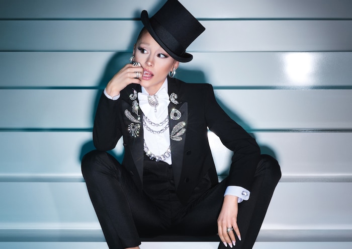Ariana Grande wandelt für Swarovksi unter anderem auf den Spuren von Fred Astaire.