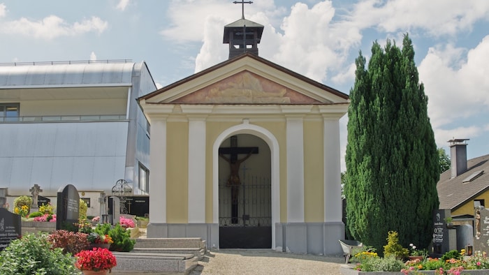 Neben dem Gemüsegarten liegt der eigentliche Friedhof.