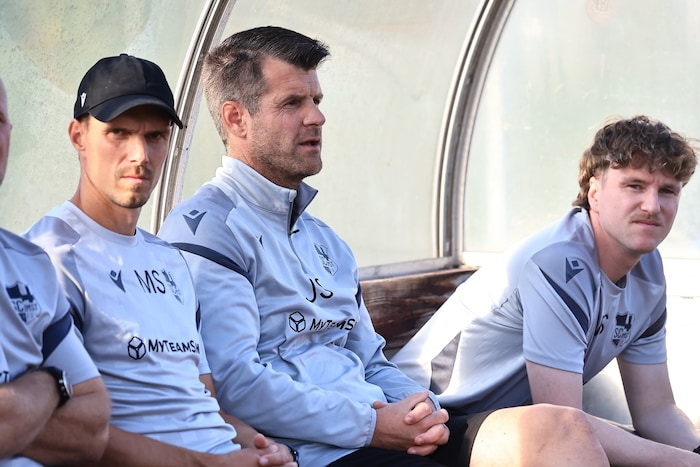 Jens Scheuer (m.) feierte 2021 mit den FC-Bayern-Frauen die Deutsche Meisterschaft.