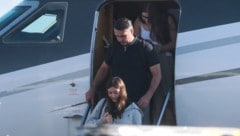Hier steigt Flávio Bolsonaro mit seiner Familie in Miami aus einem Privatflugzeug aus. 