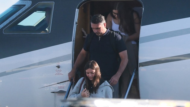 Hier steigt Flávio Bolsonaro mit seiner Familie in Miami aus einem Privatflugzeug aus.