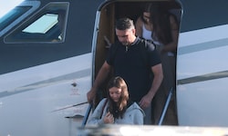 Hier steigt Flávio Bolsonaro mit seiner Familie in Miami aus einem Privatflugzeug aus.