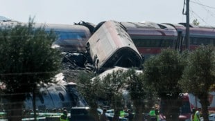 Nach dem schweren Zugunglück in Spanien ist es bisher nicht möglich, ins Innere aller Waggons ...