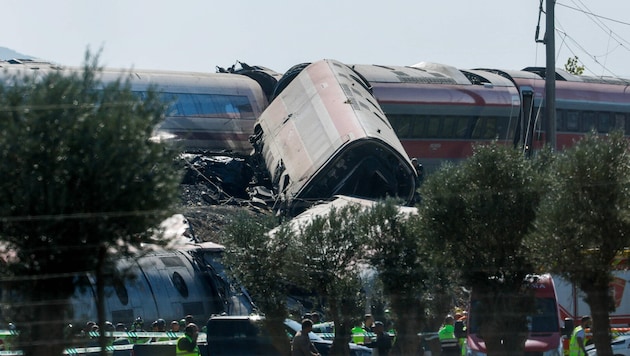Nach dem schweren Zugunglück in Spanien ist es bisher nicht möglich, ins Innere aller Waggons ...