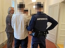Der Angeklagte erschien in Handschellen vor dem Richter. 