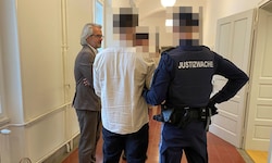 Der Angeklagte erschien in Handschellen vor dem Richter. 