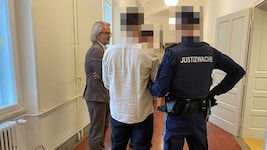 Der Angeklagte erschien in Handschellen vor dem Richter. 