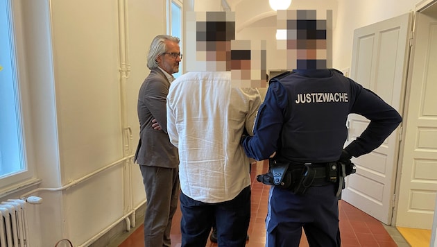 Der Angeklagte erschien in Handschellen vor dem Richter.