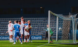 Hier köpfelte Grudzinskas zum 1:0 für Salzburg ein.