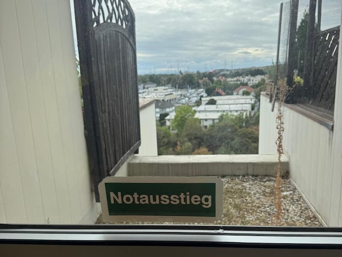 Sicherheitsproblem: Durch diese Notausstiege sollen die hausfremden Personen bis unmittelbar vor ...