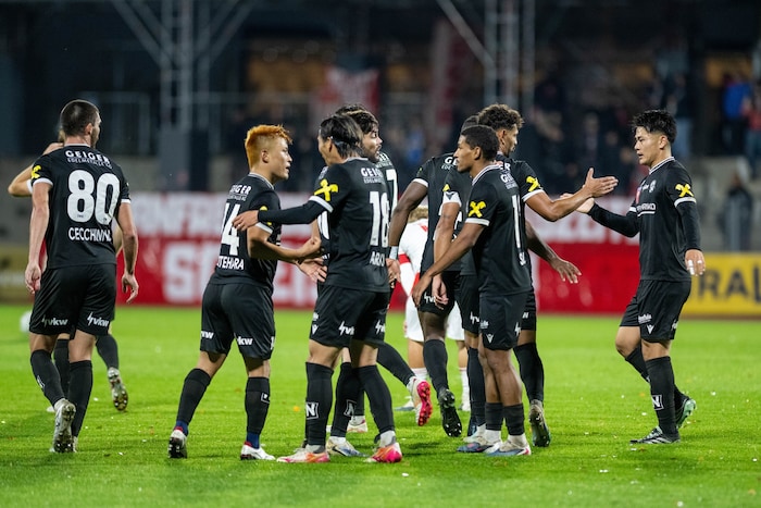 Genta Omotehara (2.v.l.) traf zum zwischenzeitlichen 1:1 für Bregenz.