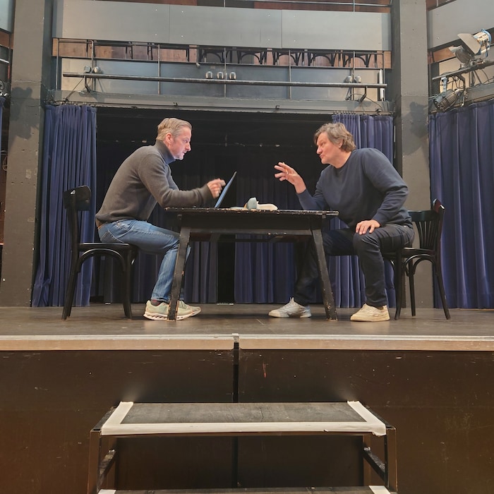 Schauspieler Harald Windisch (rechts) hat die Regie über.