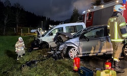Die beiden Fahrzeuge wurden schwer beschädigt.