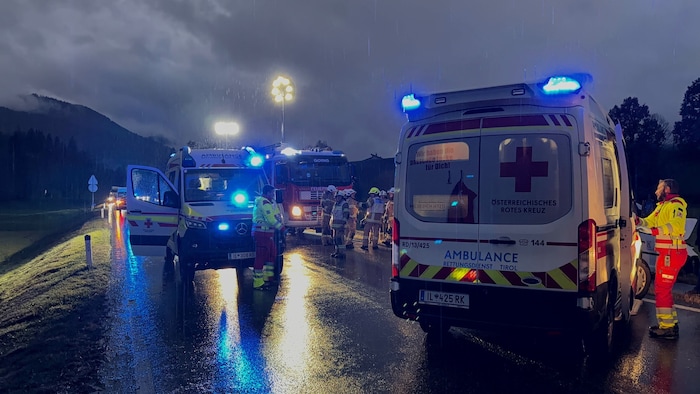 Die Rettung brachte die Verletzten ins Krankenhaus.