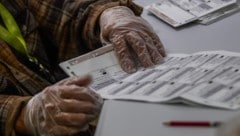 Ein Wahlhelfer bearbeitet Stimmzettel in der Wahlbehörde von Orange County – in Kalifornien ...