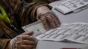 Ein Wahlhelfer bearbeitet Stimmzettel in der Wahlbehörde von Orange County – in Kalifornien ...