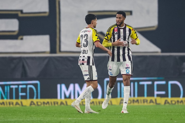 Mbuyamba (re.) jubelte in der Nachspielzeit und brachte den LASK noch in die Verlängerung