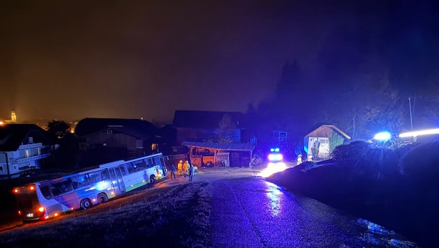 Der Bus musste von der Feuerwehr herausgezogen werden...