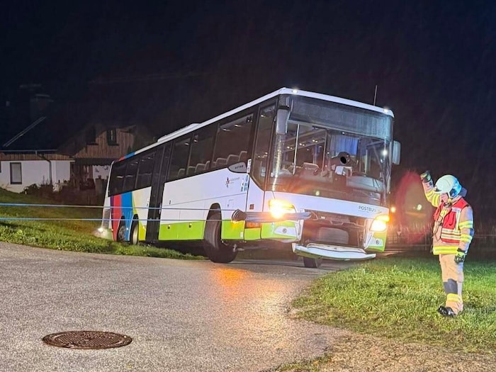 Per Seilwinde wurde das Gefährt befreit.