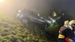 Der Mann stürzte mit seinem Auto über steiles Gelände ab.