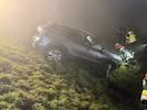 Der Mann stürzte mit seinem Auto über steiles Gelände ab.