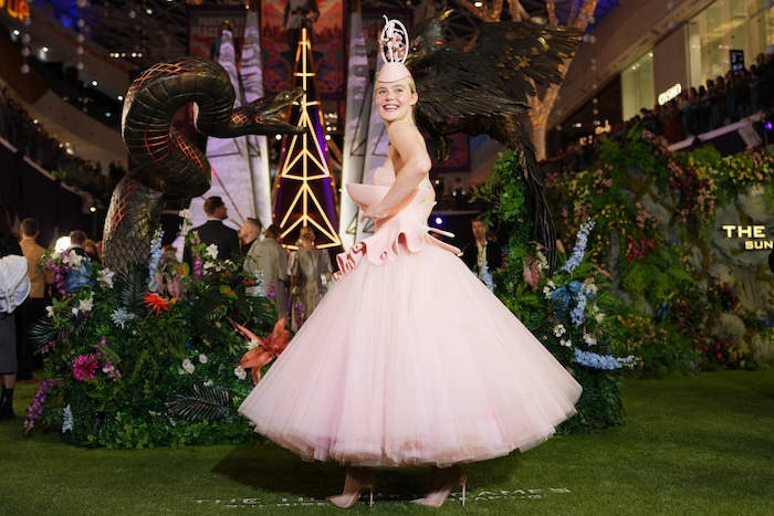 Und einer Robe, die auch ihrer Filmrolle Effie Trinket gefallen würde!