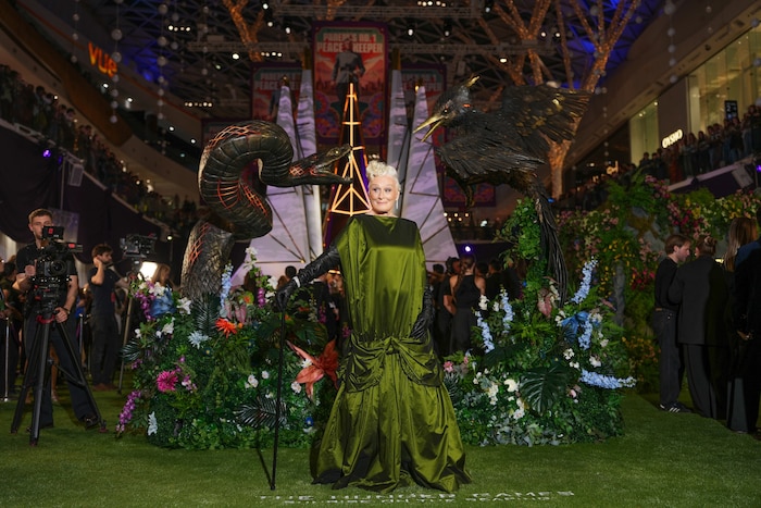 Die Schauspielerin trug ein moosgrünes Kleid von Simeone Rocha mit extravagantem Schnitt.