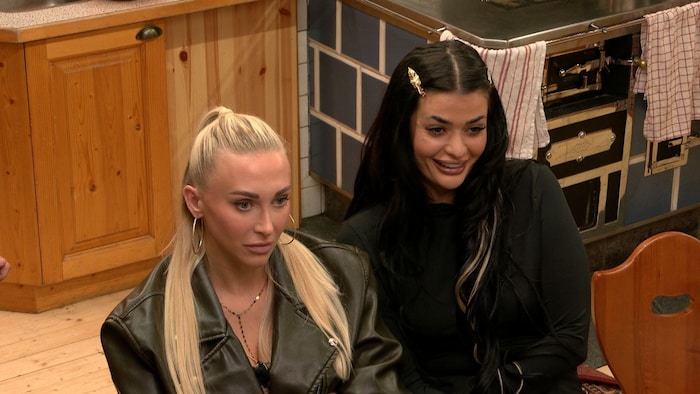 Beverly und Elsa sind sauer auf Ebru und Julia.