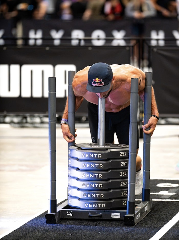 Sled Push bei den Elite-Profis: Ein 202 Kilogramm schwerer Schlitten wird 50 Meter weit ...