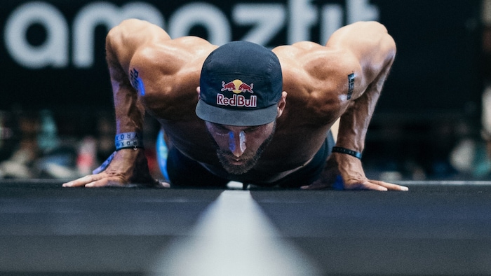 Alexander Rončević bei den Burpee Broad Jumps während dem Rennen.