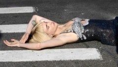 Liegt ein Topmodel auf der Staße ... Cara Delevingne posierte in New York am Zebrastreifen. Was ...