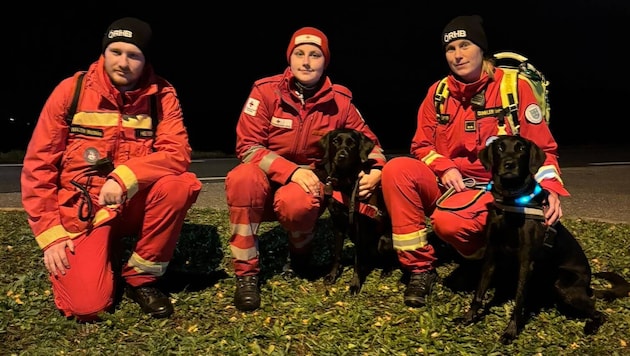 „Gracy“ mit Sari (M.) spürte den Vermissten auf. Sandra mit „Baghira“ und Helfer Matthias ...