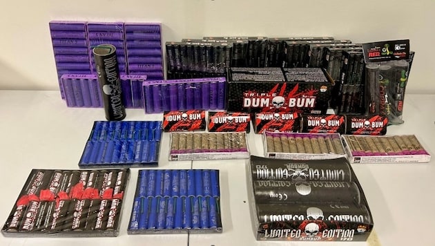 Insgesamt 307 Stück pyrotechnische Gegenstände stellte die Polizei sicher.