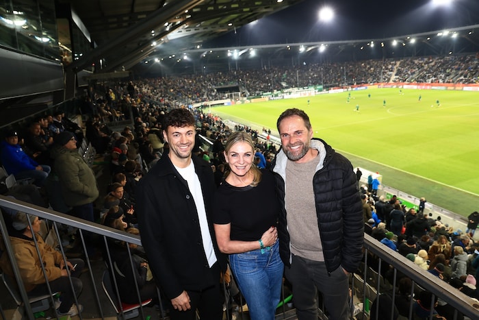 Andreas Widhölzl (rechts) und Matthias Troy mit Verena Covi auf der Tribüne im so gut wie ...