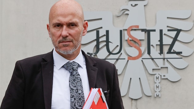 Ex-Funktionär Schweitzer fordert mehr Rückhalt ein,