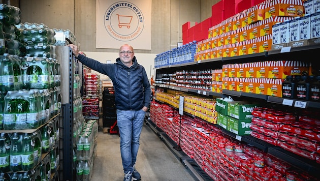 Kaiser in seinem Lebensmittel-Outlet in Ansfelden (Oberösterreich). Bei ihm gibt es Obst, ...