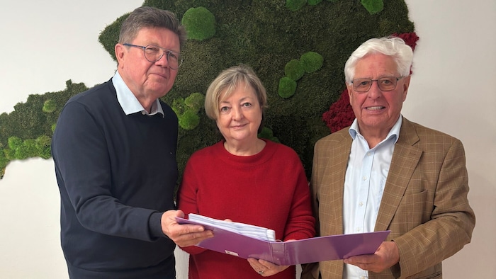 Ex-Agrarlandesrat Paul Rittsteuer (re.) mit seinen Mitstreitern Renate Osterode und Michael ...