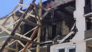Am Donnerstag haben Einsatzkräfte nach einer Explosion in einem Wohnhaus in Regensburg eine ...