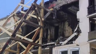 Am Donnerstag haben Einsatzkräfte nach einer Explosion in einem Wohnhaus in Regensburg eine ...