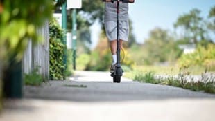 Da bei seinem Scooter die Beleuchtung fehlte, wurde ein Zwölfjähriger kontrolliert.