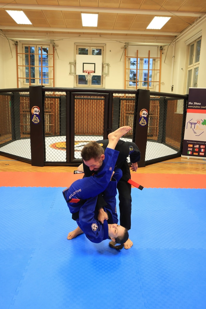 Beim Brazilian Jiu Jitsu starten die Kämpfe in der Regel aus dem Stand und haben die Aufgabe des ...