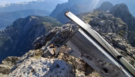 Trümmer des Gipfelkreuzes vom Eggenkofel in Osttirol